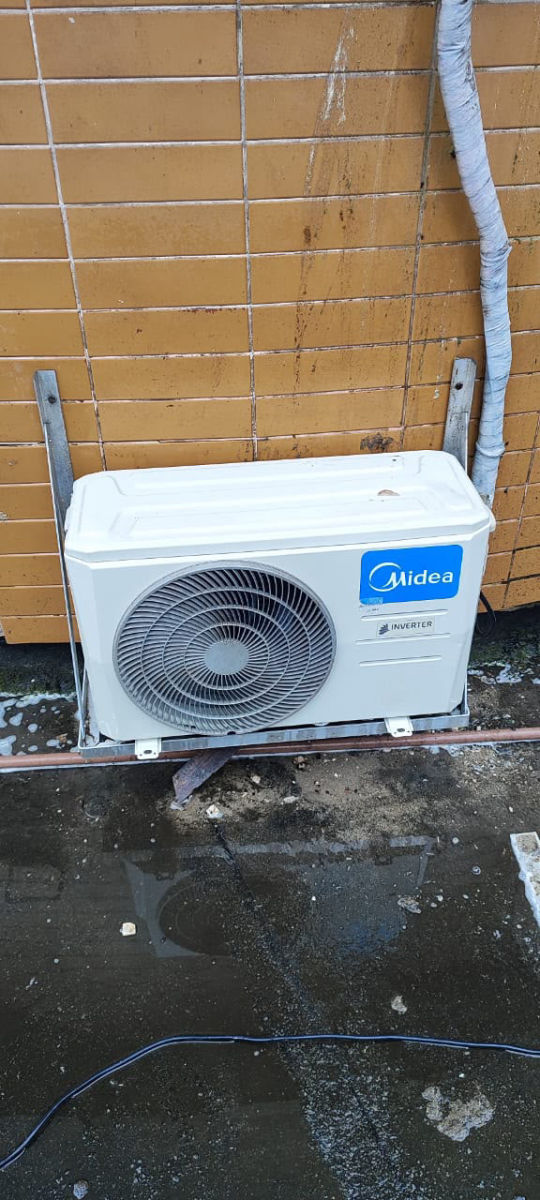 Condensadora Midea inverter instalada em suporte na parede