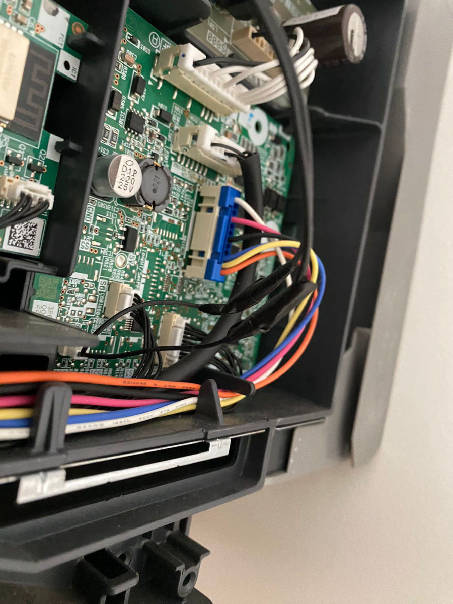Placa eletrônica da evaporadora aberta para diagnóstico