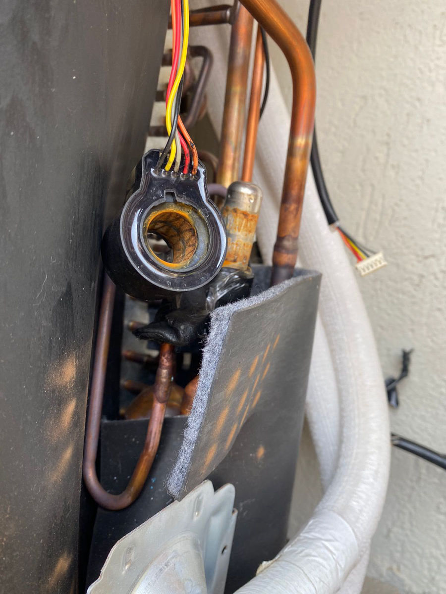 Bobina da válvula de expansão com oxidação na condensadora